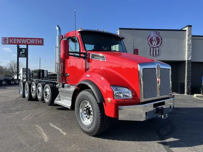 2025 Kenworth T880