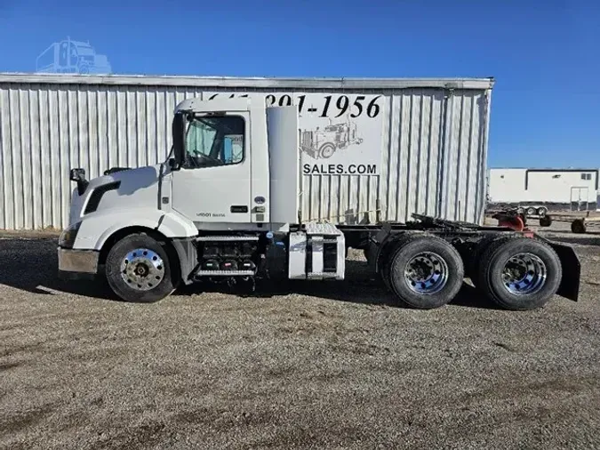 2017 VOLVO VNL64T300