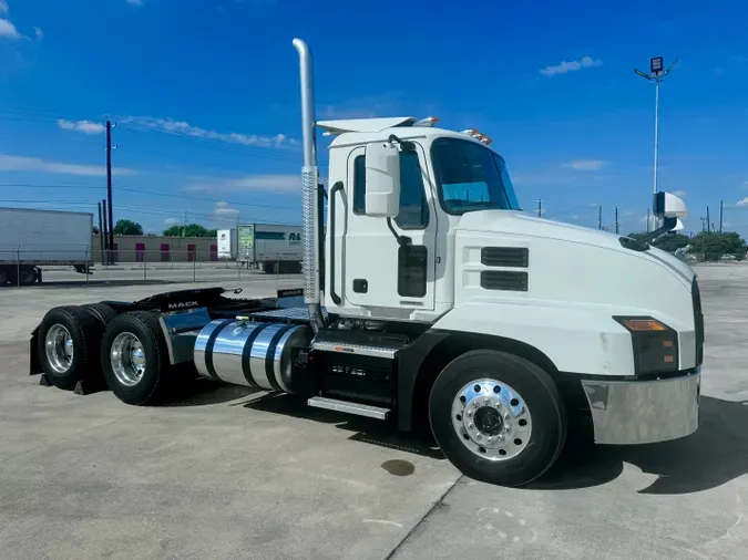 2022 MACK AN64T