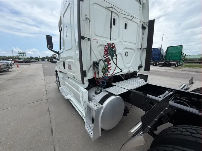 2020 Freightliner Cascadia 126