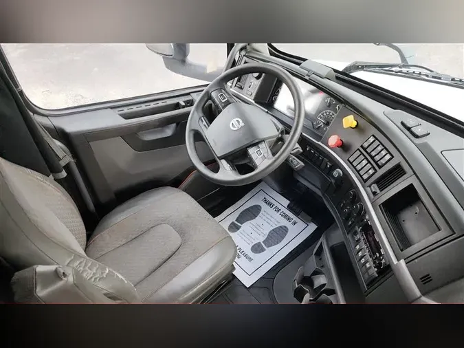 2022 VOLVO VNL760