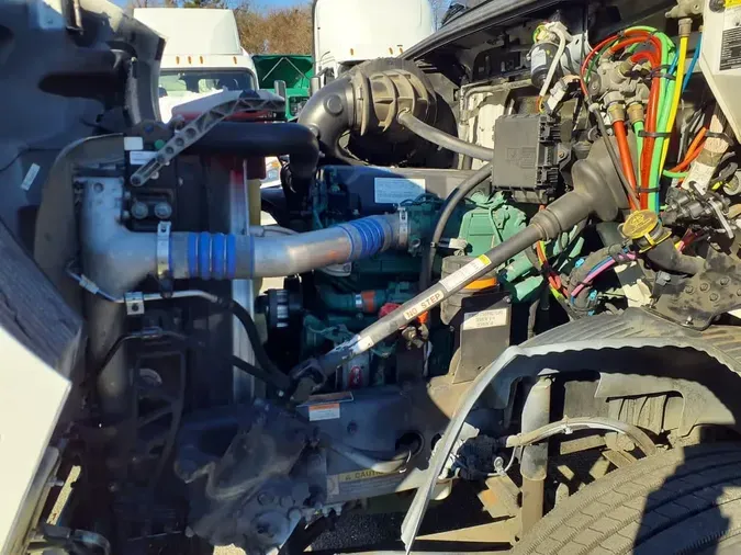 2019 VOLVO VNR42T 300