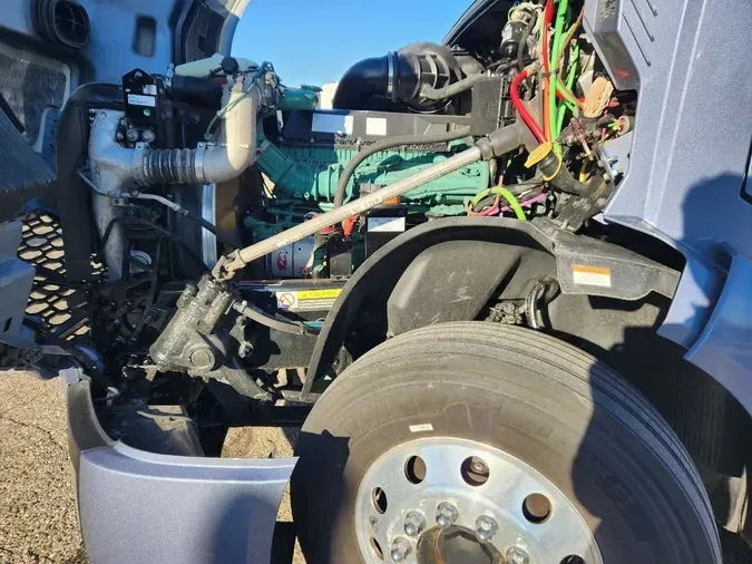 2023 VOLVO VNL64T760