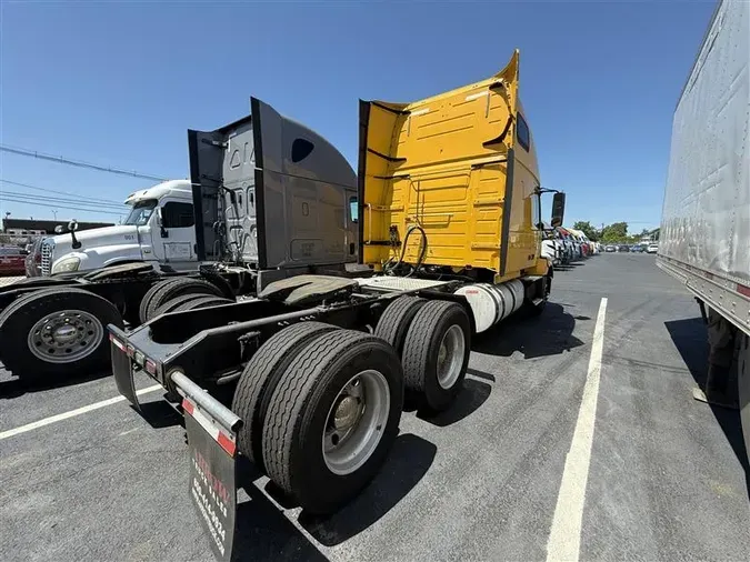 2016 VOLVO VNL670