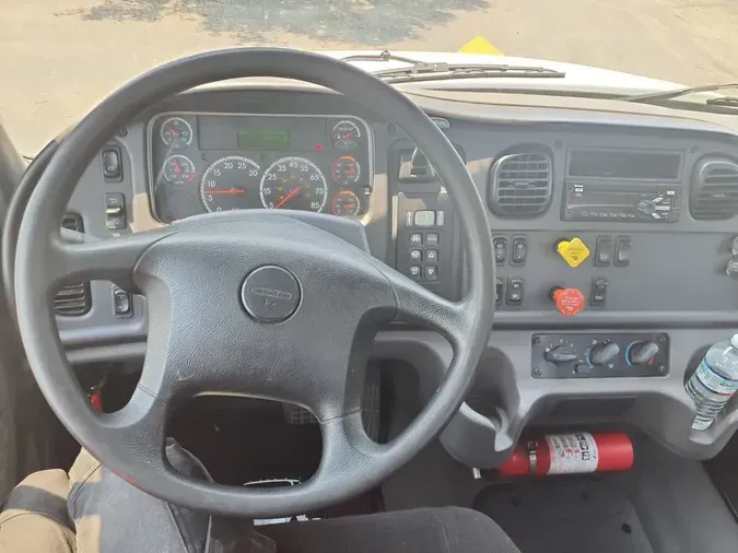 2016 FREIGHTLINER M2 106