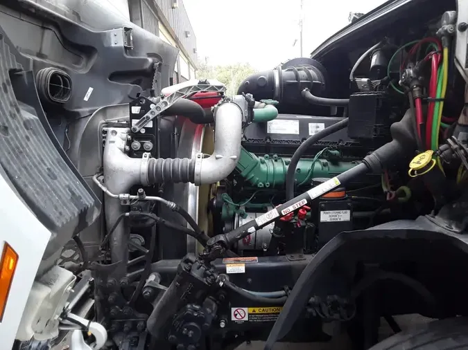 2019 VOLVO VNR42T 300