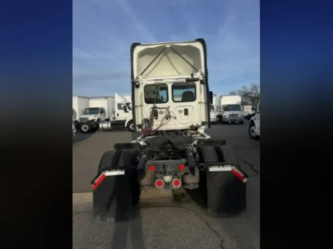 2017 FREIGHTLINER/MERCEDES CASCADIA 113