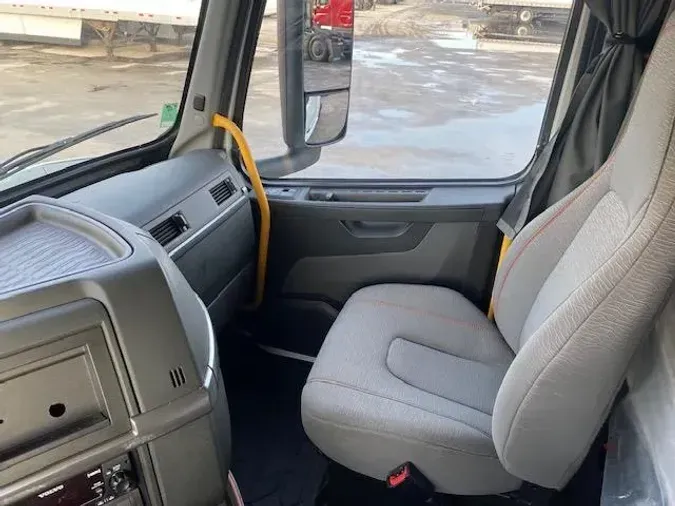 2023 Volvo VNR64T400