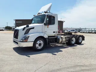 2015 VOLVO VNL64T