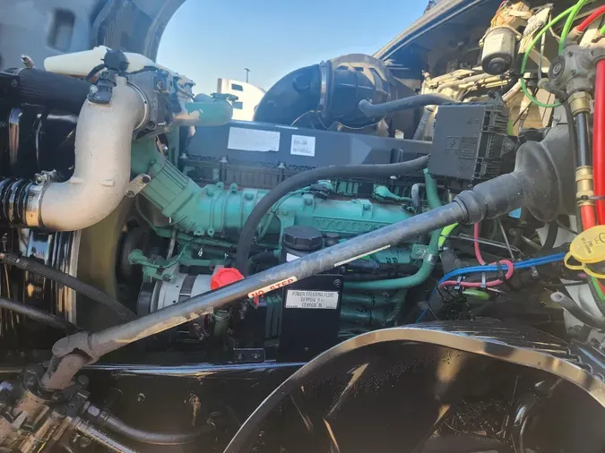 2021 VOLVO VNL64T740