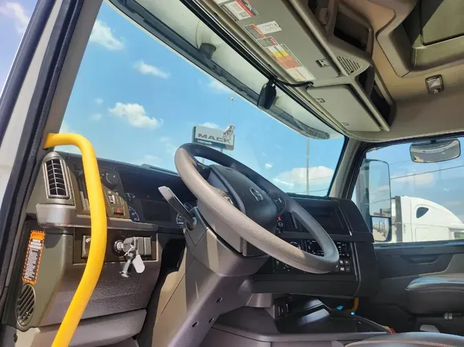 2024 VOLVO VNL64T860