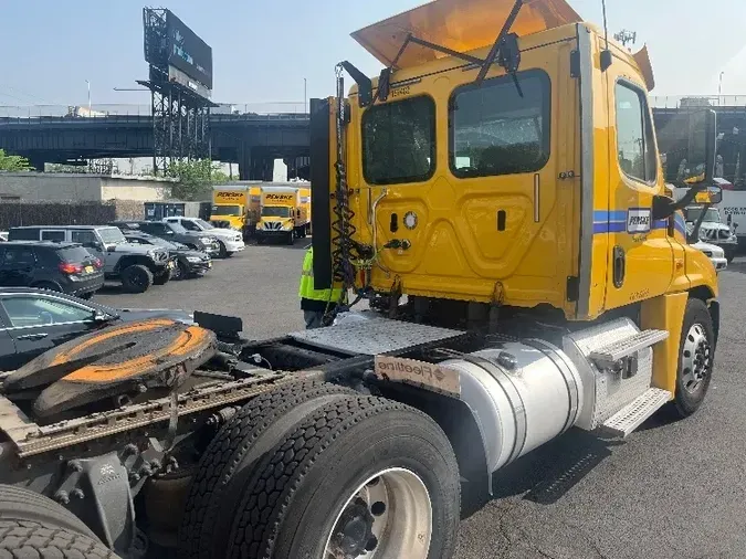 2018 Freightliner X12564ST