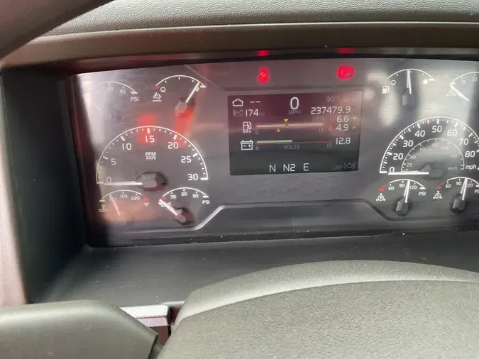 2019 VOLVO VNL64T-300