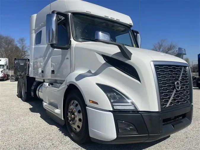 2020 VOLVO VNL740