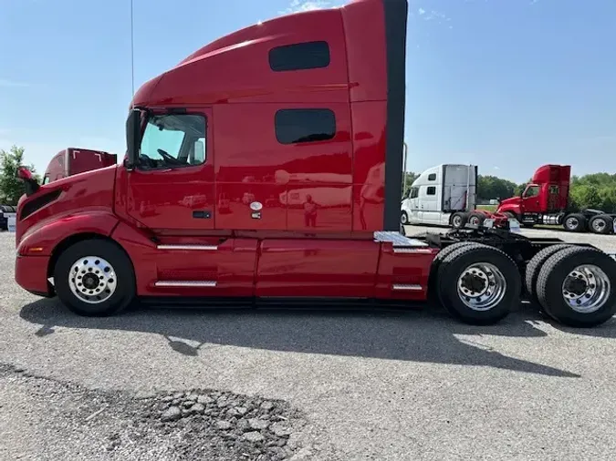 2021 VOLVO VNL64T760