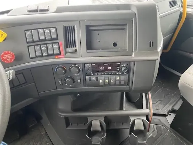 2023 Volvo VNR64T400