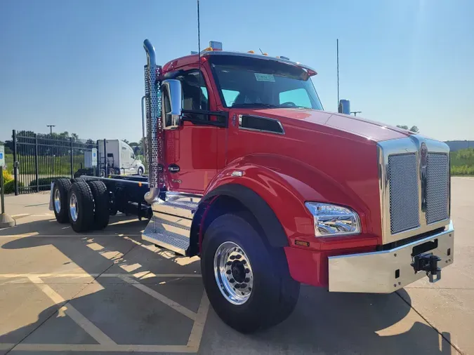 2025 Kenworth T880