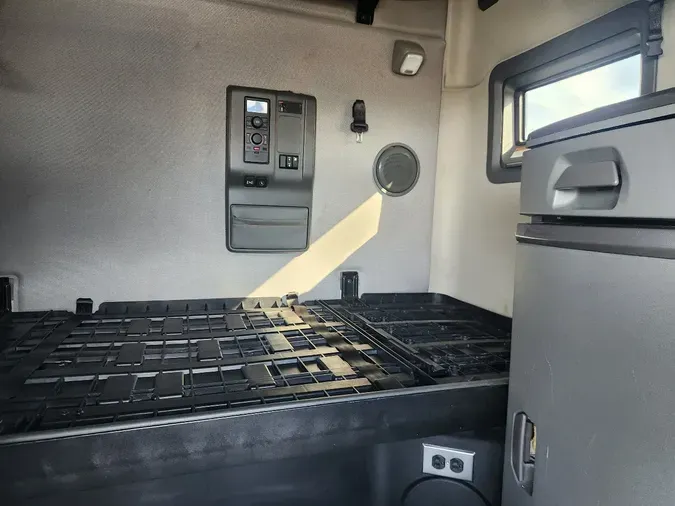 2025 VOLVO VNL64T760