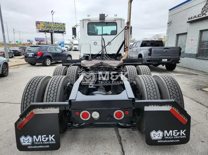 2017 MACK CXU613