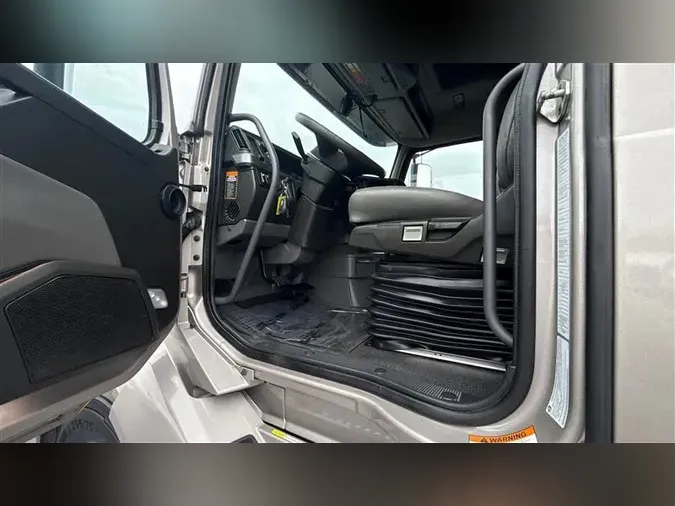 2022 VOLVO VNL860
