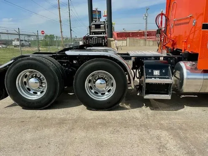 2023 Peterbilt 389