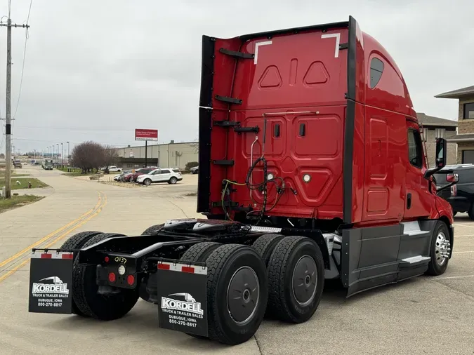 2021 FREIGHTLINER Cascadia 126