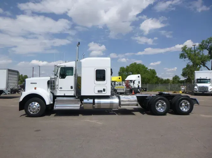 2023 Kenworth W900