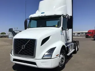 2020 VOLVO VNR300