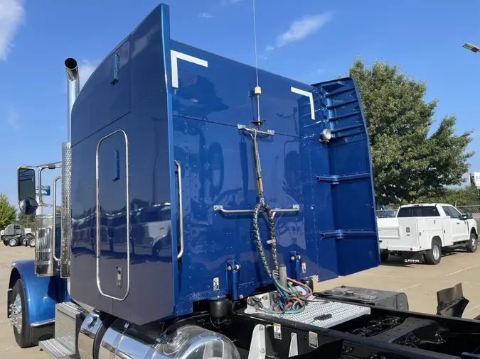 2023 Peterbilt 389