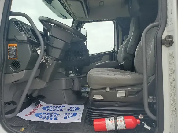 2021 VOLVO VNL64T860