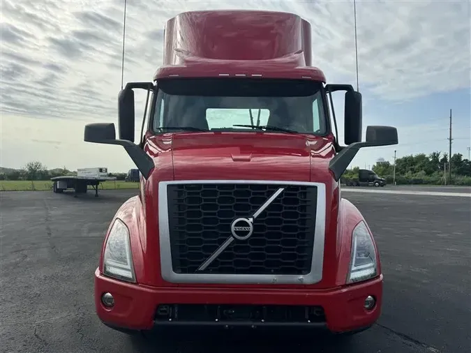 2020 VOLVO VNR300