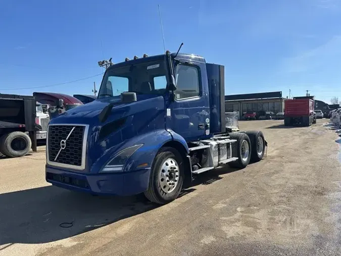 2021 VOLVO VNR64T300