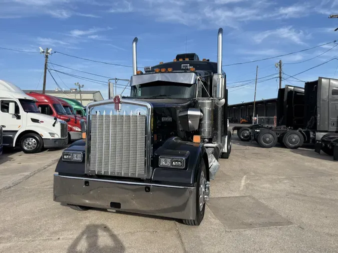 2023 Kenworth W900