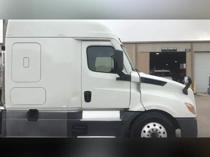 2021 Freightliner Cascadia 126