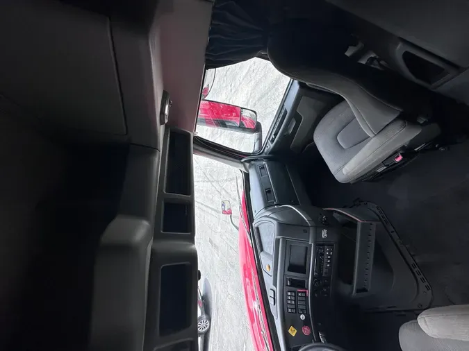 2021 VOLVO VNL64T760