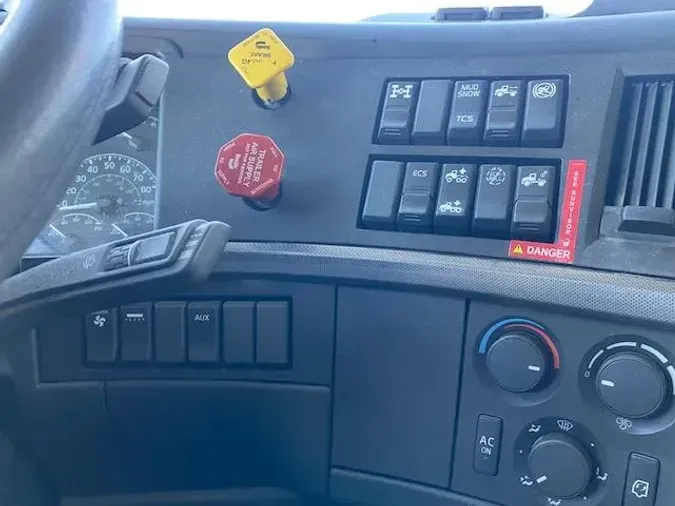 2023 Volvo VNR64T400