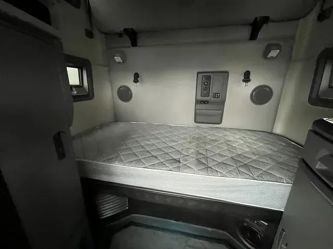 2020 VOLVO VNL64T760