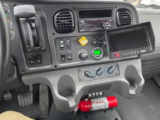2018 FREIGHTLINER M2 106