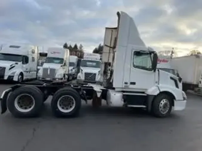 2017 VOLVO VNL64T