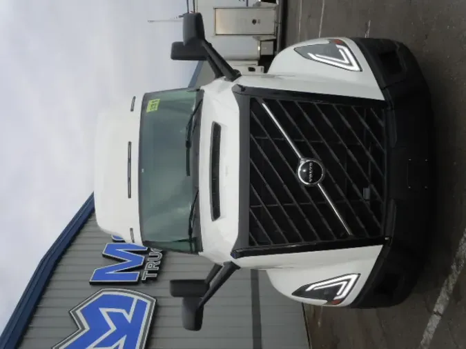 2025 VOLVO VNL64Tv04