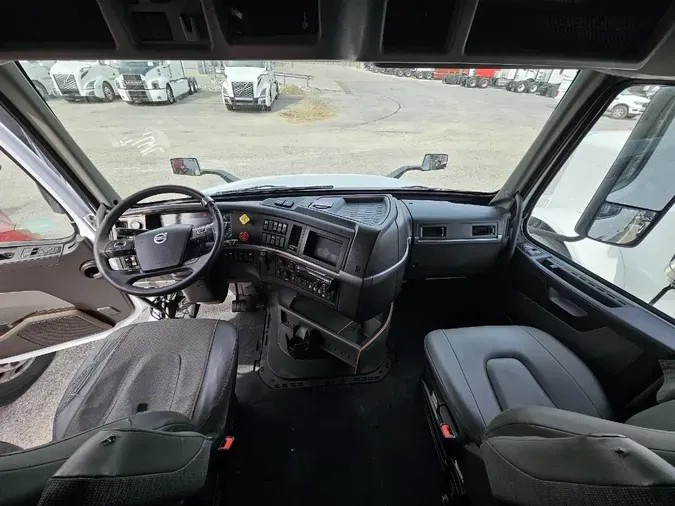 2021 VOLVO VNL64T760
