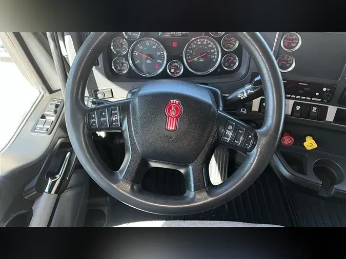 2022 KENWORTH T880
