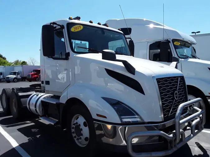 2019 VOLVO VNL64T-300