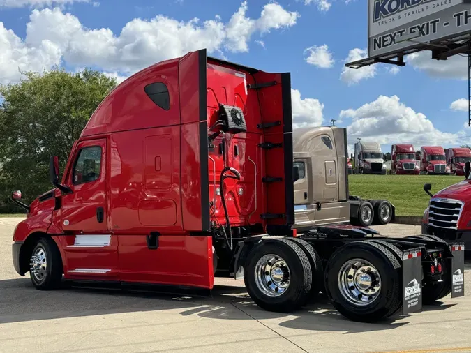 2021 FREIGHTLINER Cascadia 126