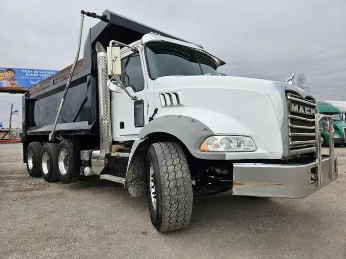 2015 MACK GU813