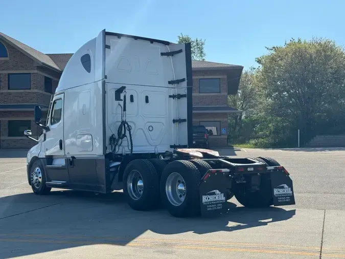 2022 FREIGHTLINER Cascadia 126
