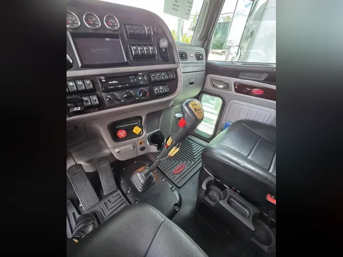 2023 Peterbilt 389