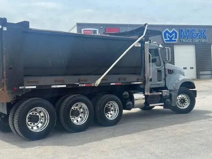 2017 MACK GU713