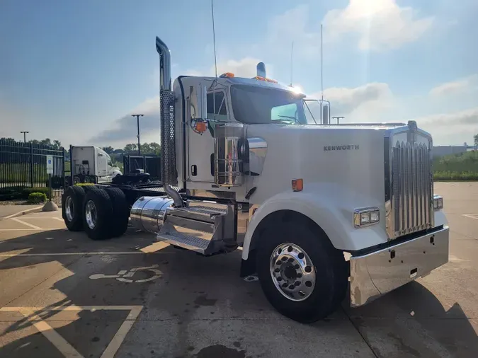 2025 Kenworth W900L