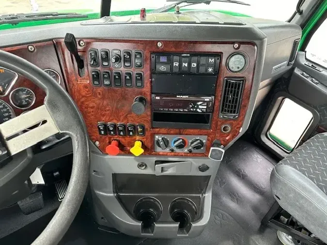 2018 MACK CXU613